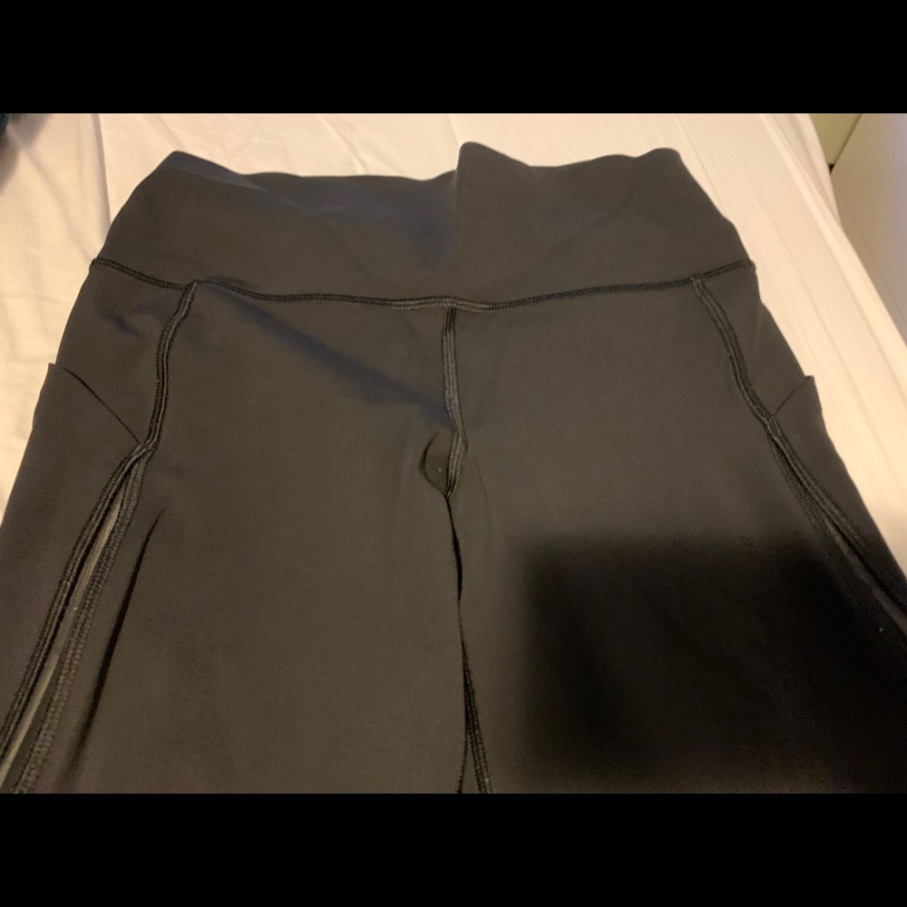 Lululemon size 6 7/8 pants with mesh